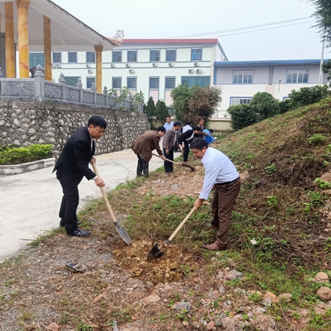 Đảng ủy - HĐND - UBND xã Gia Vân tổ chức trồng cây đầu Xuân Tân Sửu 2021