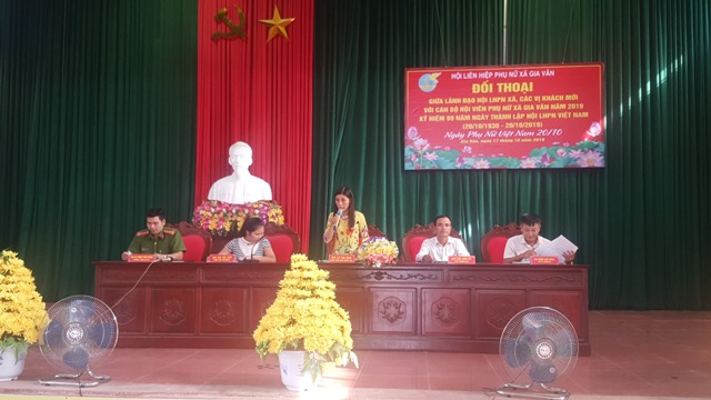 Hội nghị đối thoại giữa lãnh đạo hội phụ nữ xã, các vị khách mời và hội viên phụ nữ nhân dịp kỷ niệm 89 năm ngày thành lập hội phụ nữ Việt Nam