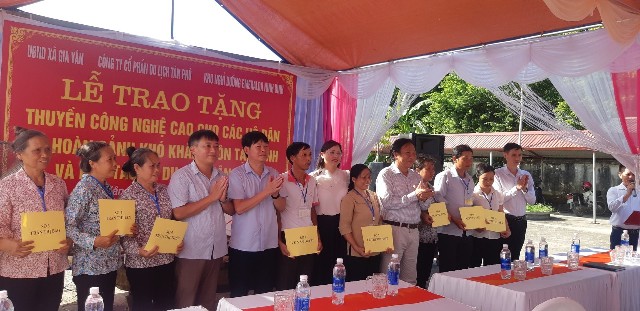 Lễ trao tặng thuyền công nghệ cao cho các hộ gia đình có hoàn cảnh khó khăn và HTX du lịch Vân Long tại thôn Tập Ninh xã Gia Vân