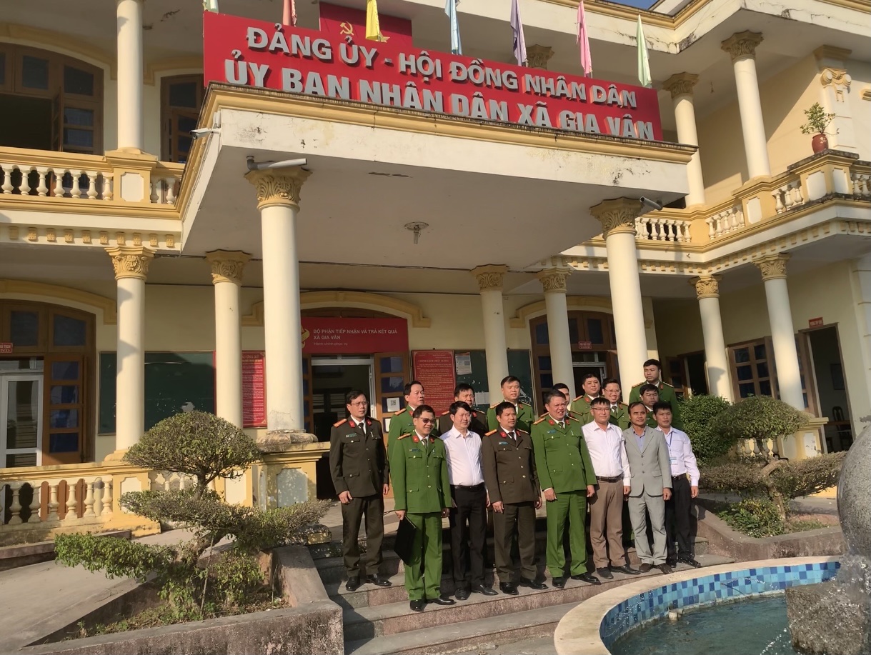 Đồng chí: Giám đốc công an tỉnh Ninh Bình về thăm và làm việc tại xã Gia Vân